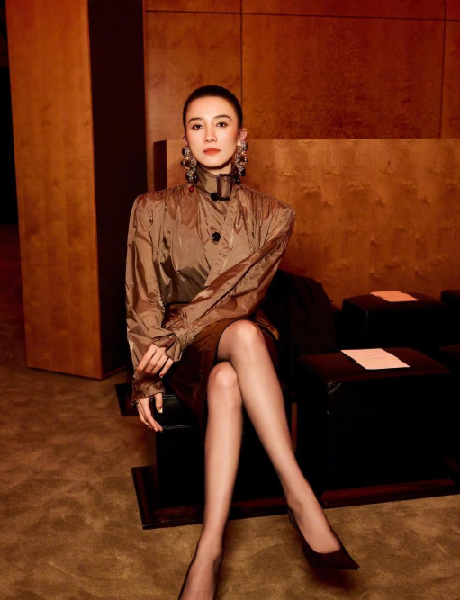 宋佳现身2026圣罗兰冬季时装秀，这造型又美又飒戴着墨镜及夸张的耳环，身穿大地