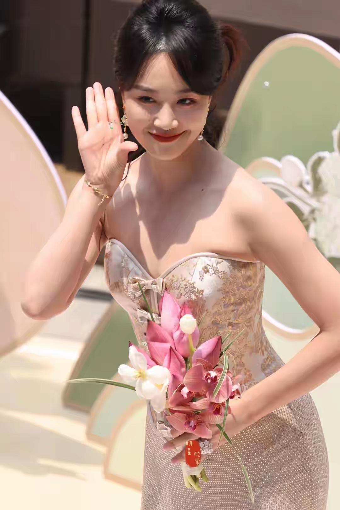 蓝盈莹近期两场线下活动生图反差超大，从前总被吐槽嘴角下垂、自带苦相，如今唇形舒展