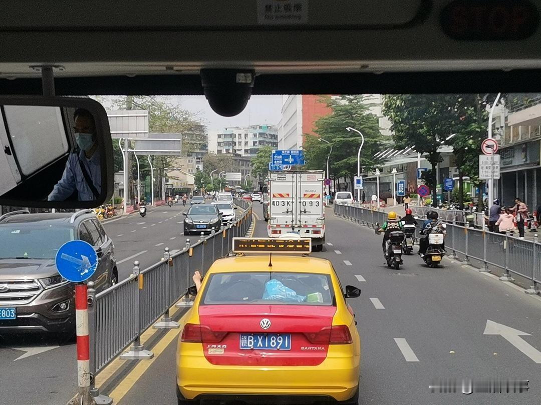 老师，正在被社会嘲讽……今天，我去乡下往礼，叫了一辆顺风车。然而，车上发生