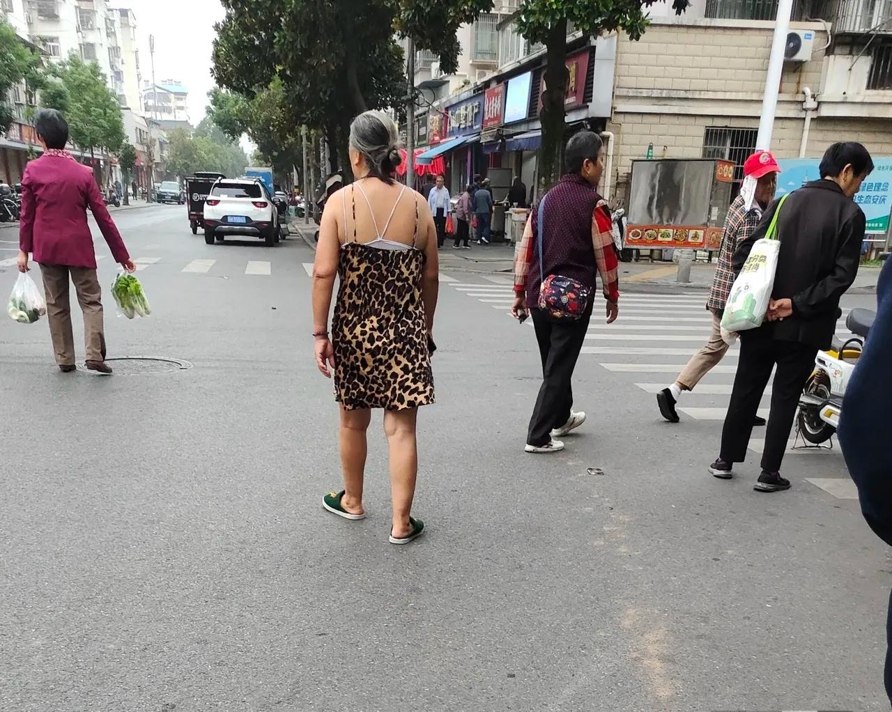 降温天穿外套都嫌凉，路边竟撞见60+大妈穿豹纹吊带裙晃悠，头发梳着鬏髻，壮实的身