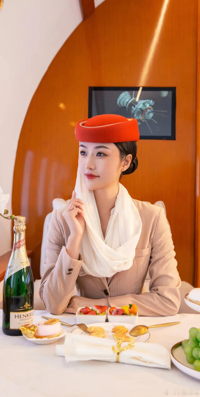 外航阿联酋空姐的制服照，又美又飒。​​​