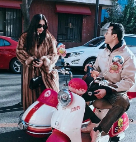 朱珠和老公王昀佳一起去天津两位都搭配的很时尚，像一对浪漫的情侣朱珠里面穿黑色