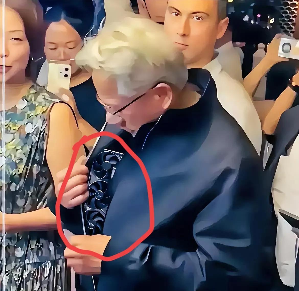 前几天黄仁勋大热天穿皮衣逛北京城，大家都好奇他的皮衣里是不是加了黑科技，是不是装