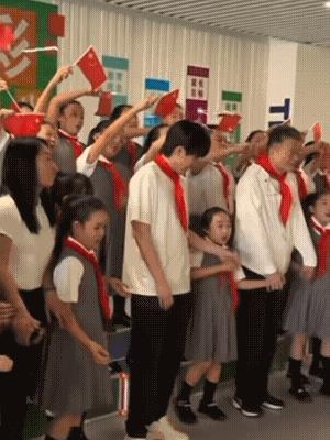 跟感动的一幕，大家一起唱《我爱你中国》！看看大头一手牵着一个小女孩，好温馨呀！