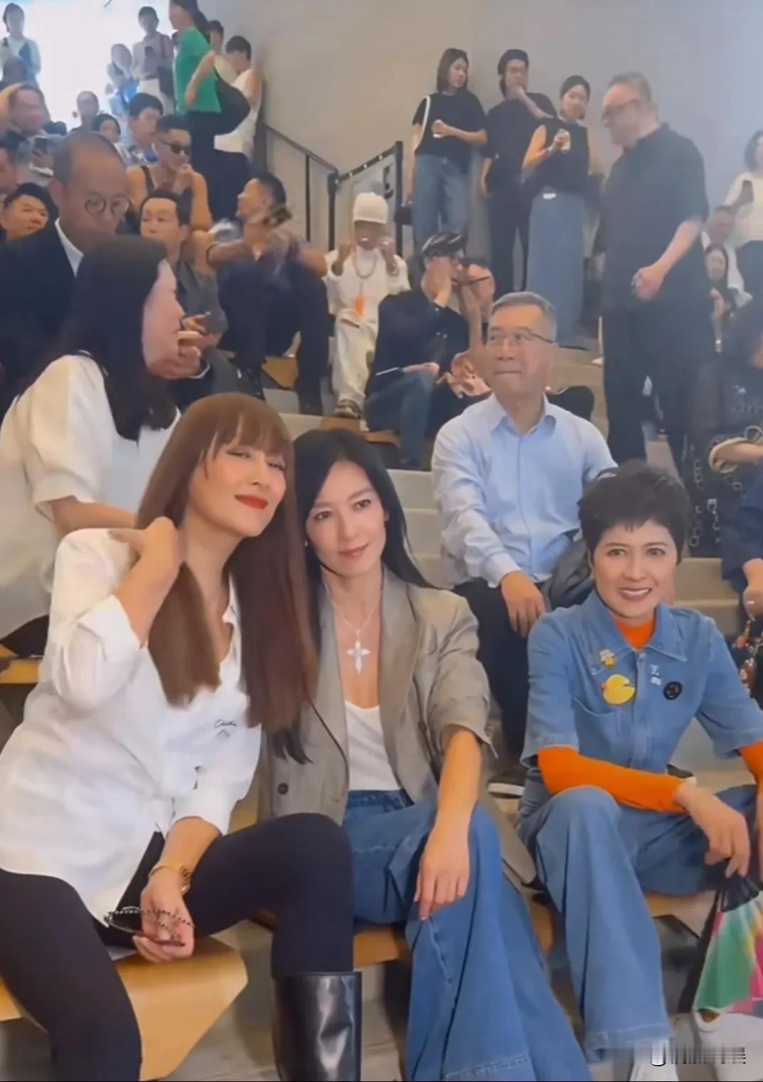 好权威的三张脸啊！琦琦，林熙蕾，邵美琪，三人同场出席活动。琦琦一头黄发又直又亮