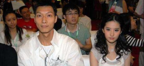2008年，易建联为了追求刘亦菲，不惜花重金买了一对贵重的手镯送给她，刘亦菲很是