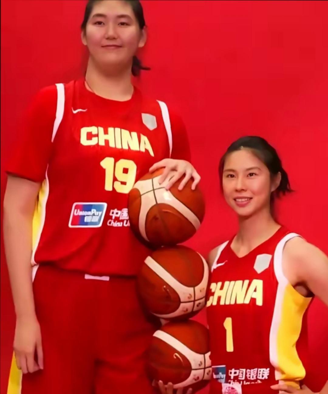 中国女篮14人名单抵达深圳，两名锋线球员落选，定妆照中的球衣号码有变动！李梦、李