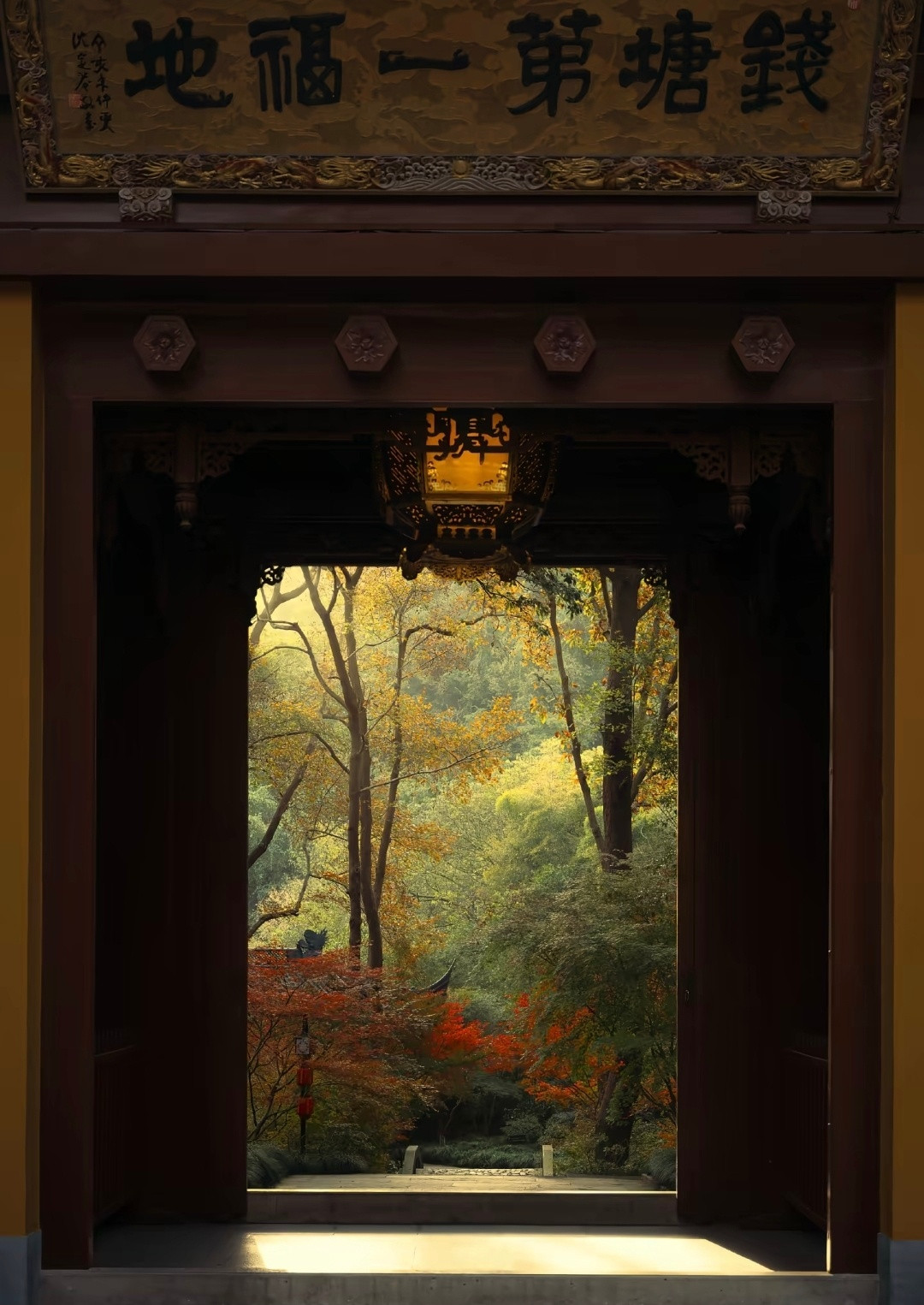 “红叶闭门山寺静，白云留客野亭幽…”​​​