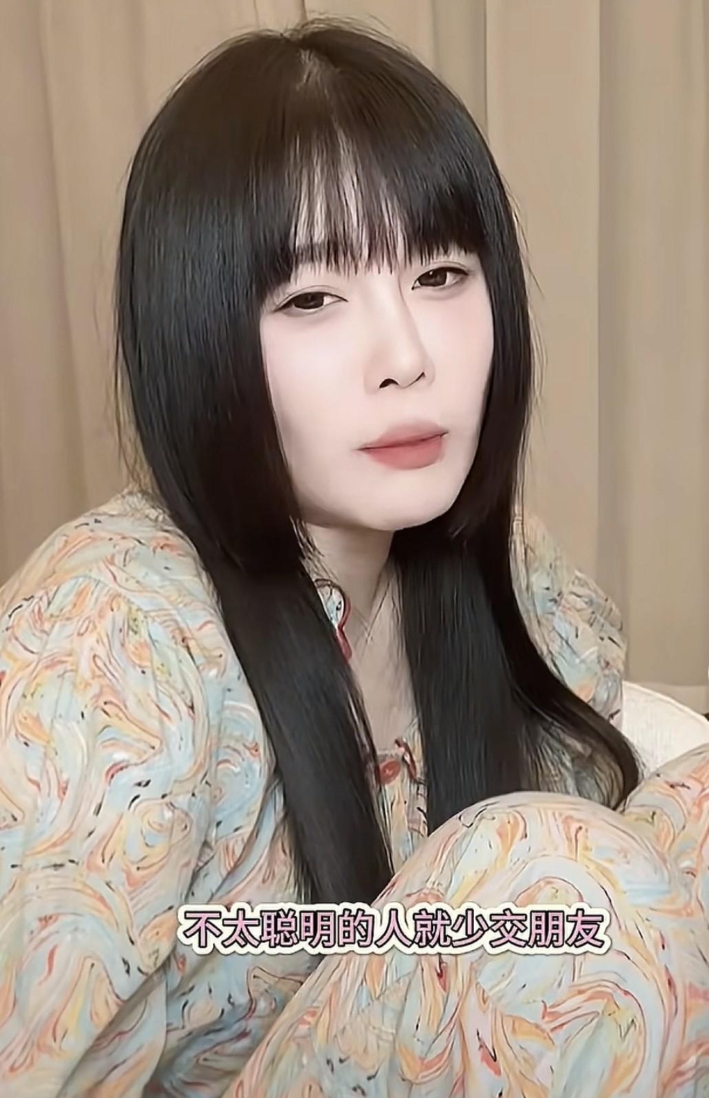 赵本山女儿球球28岁生日会上扔出一枚炸弹：她亲口承认没有闺蜜，还说“不聪明的人才