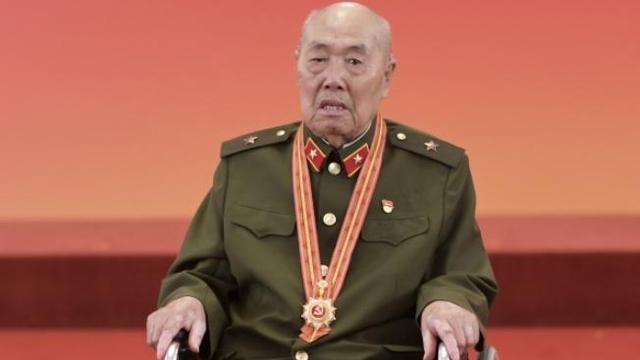 一人歼敌400,全身38个弹孔,党中央下令抬进人民大会堂,他是谁