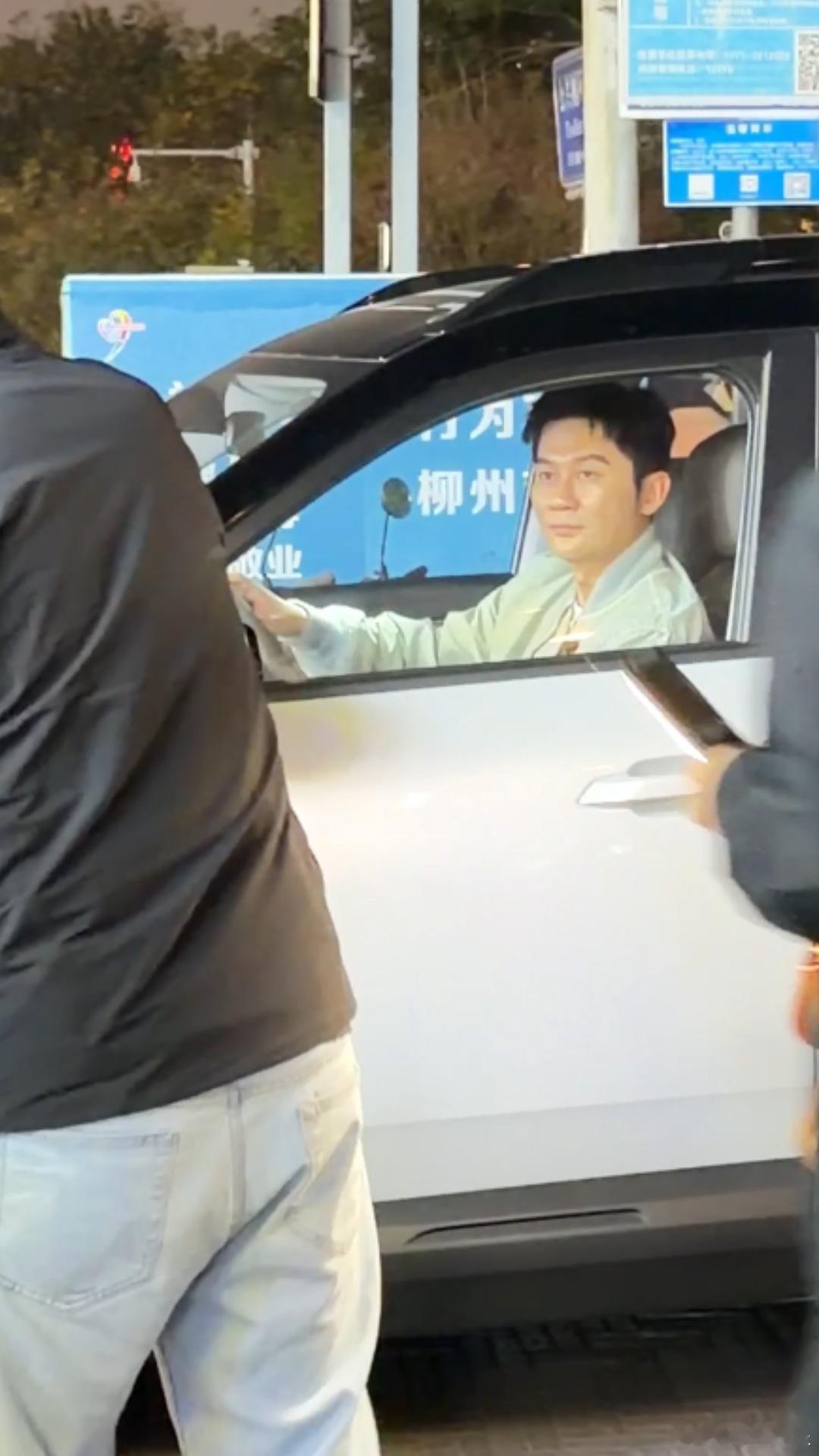 柳州偶遇李晨吃螺蛳粉是谁在柳州偶遇李晨了，就是说谁也拒绝不了螺狮粉的魅力，即使