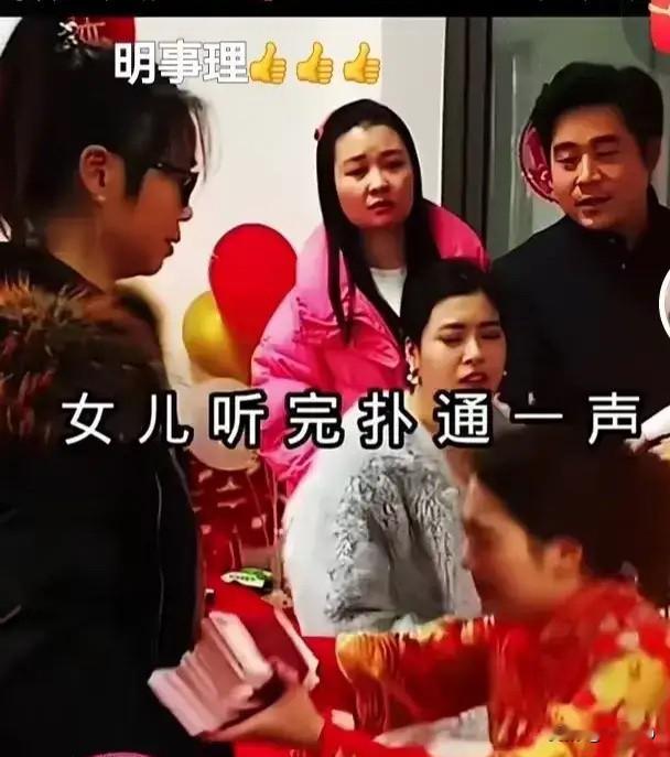 结婚当天，新娘穿着大红婚服在屋里等了好久，新郎却迟迟没来接亲。她急得像热锅上的蚂