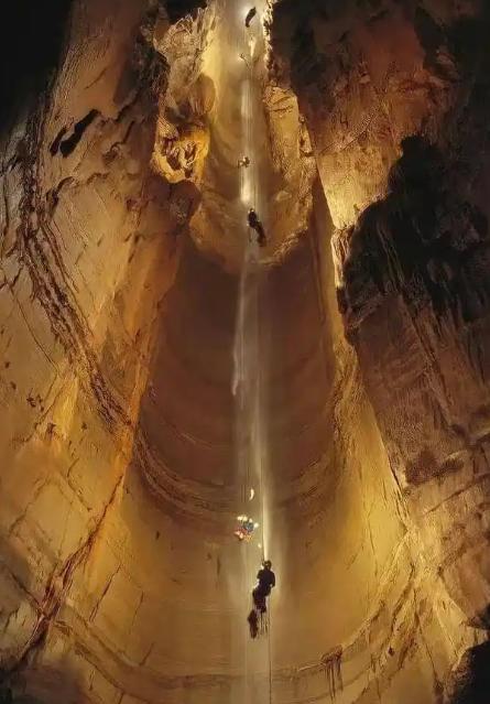 2018年，俄罗斯一支科考队，为了搞清维洛夫金娜洞穴到底有多深，再度前往地下22