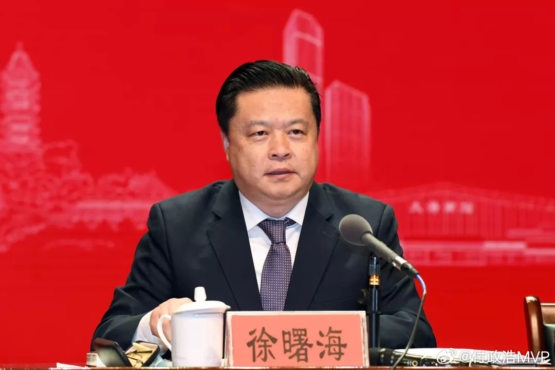 日前，镇江市市长徐曙海出任江苏省体育局局长，同日，出生于1966年1月的前任局长