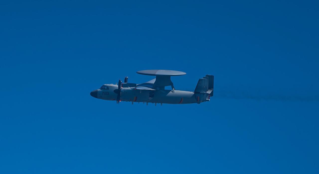 海军航空兵空警-600舰载预警机的空对空清晰照片。摄影师能在如此近的距离拍摄，公