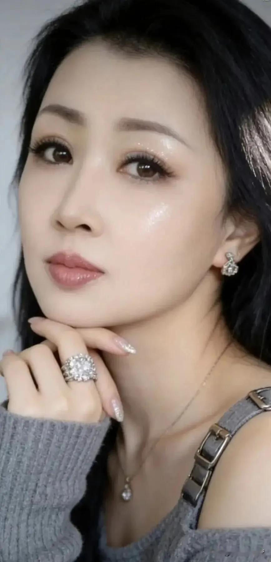 读《红楼梦》一定要先读原本，然后再读专家解读类书籍。反之，即是本末倒置。红楼梦名