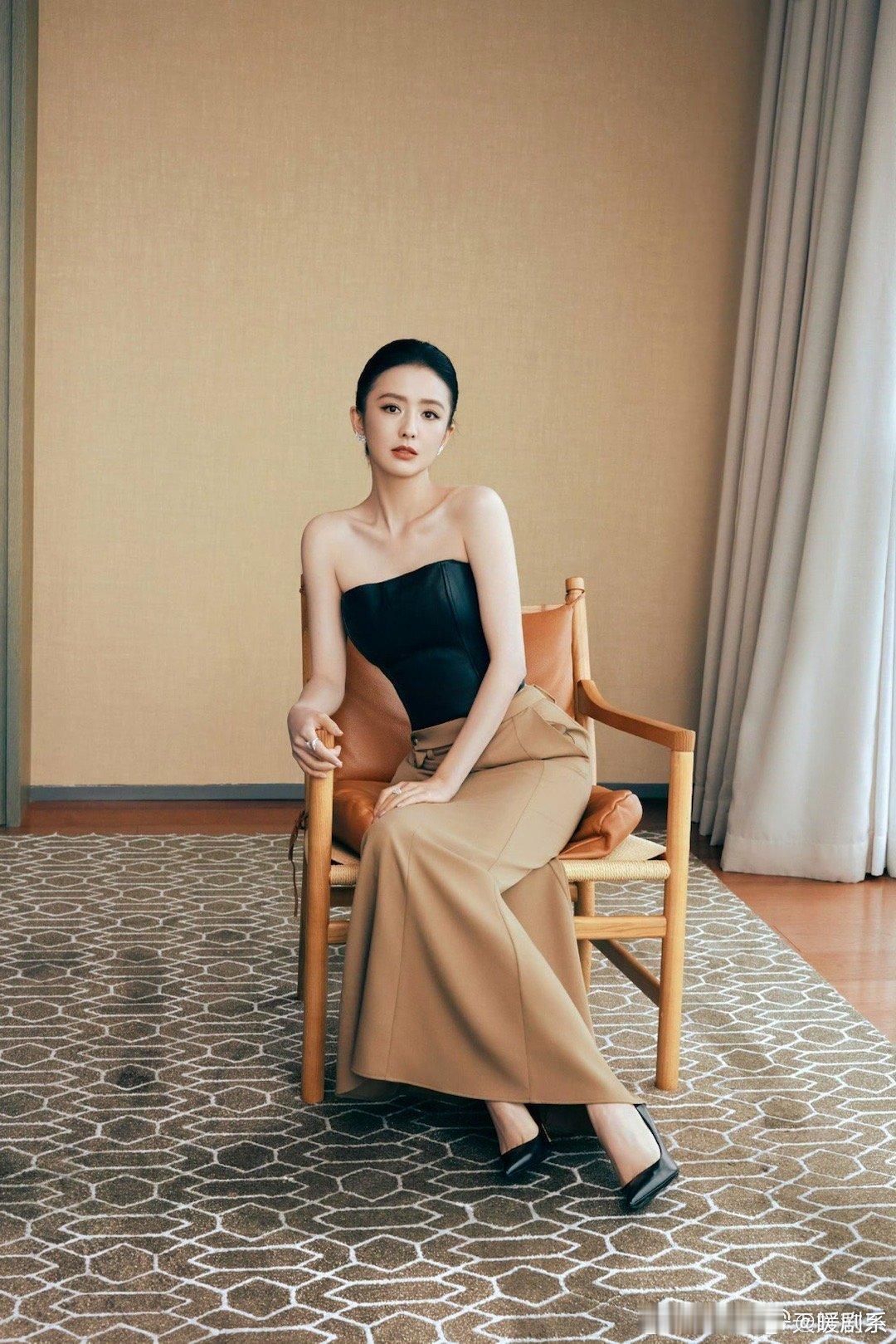 佟丽娅一个对视把我美晕那双眼睛仿佛有魔力，能瞬间抓住人的注意力。再加上她身上那