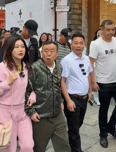 仔细瞧一瞧，中间这一位是谁？想不到在现实中他是这么矮小一个，比旁边的女生都要矮点