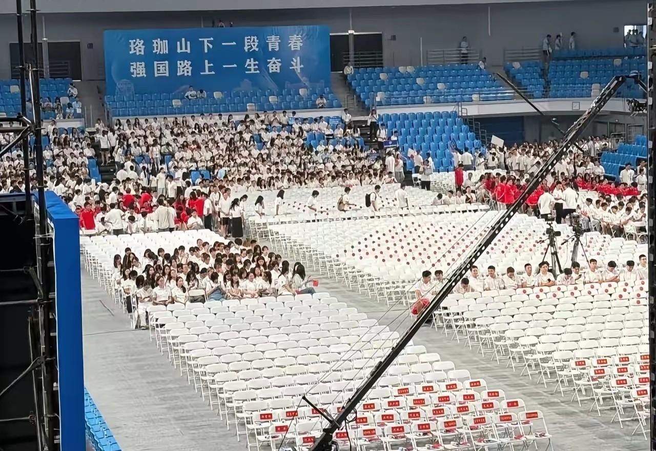 我始终不相信，在场那么多的高校老师和研究生学生，会没有一个人看出来不妥？失误并