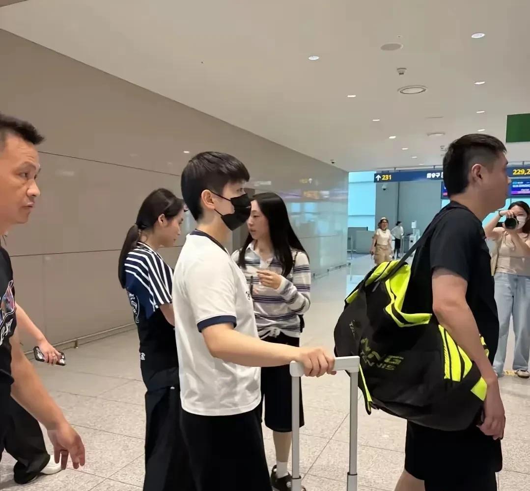 COCO啥时候赶到了，太好了！孙颖莎现在应该有安全感了！昨天莎莎去机场做安检