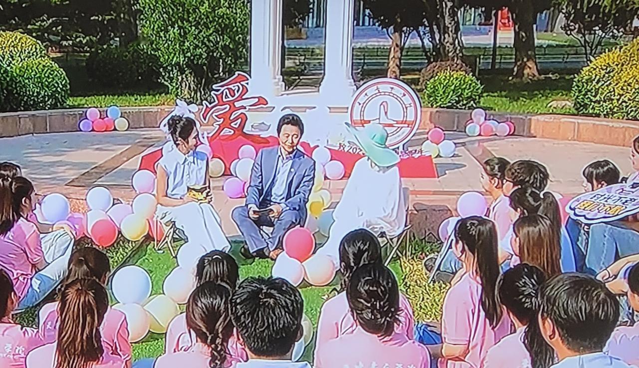 天津音乐学院院长像村长。央视对天津音乐学院与南开大学的学生合唱团的采访，近日我看