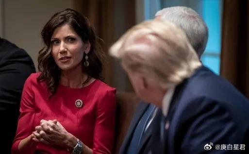 美国女部长遭羞辱式解职，原因居然是...