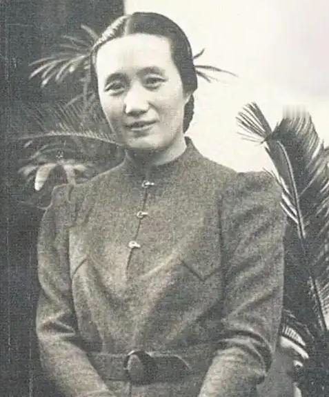 1942年，董竹君爱上已婚的陈清泉，陈清泉的夫人对她说：“你知道破坏别人