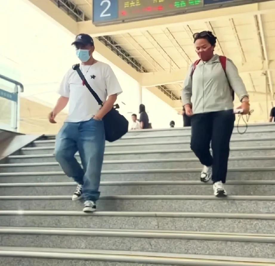 关于老窄的三三证是真是贾，三月和丹麦亲自走访平舆县。他们在出租车询问了司机，这平