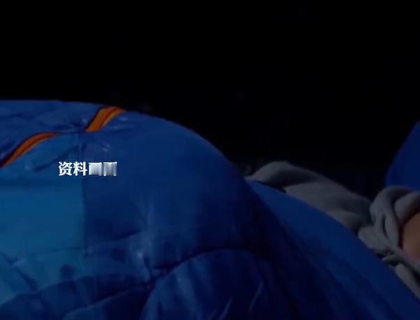 浙江一86岁老人突然离世，儿子按习俗，睡在母亲生前睡觉的床上，想陪老人安心上路。