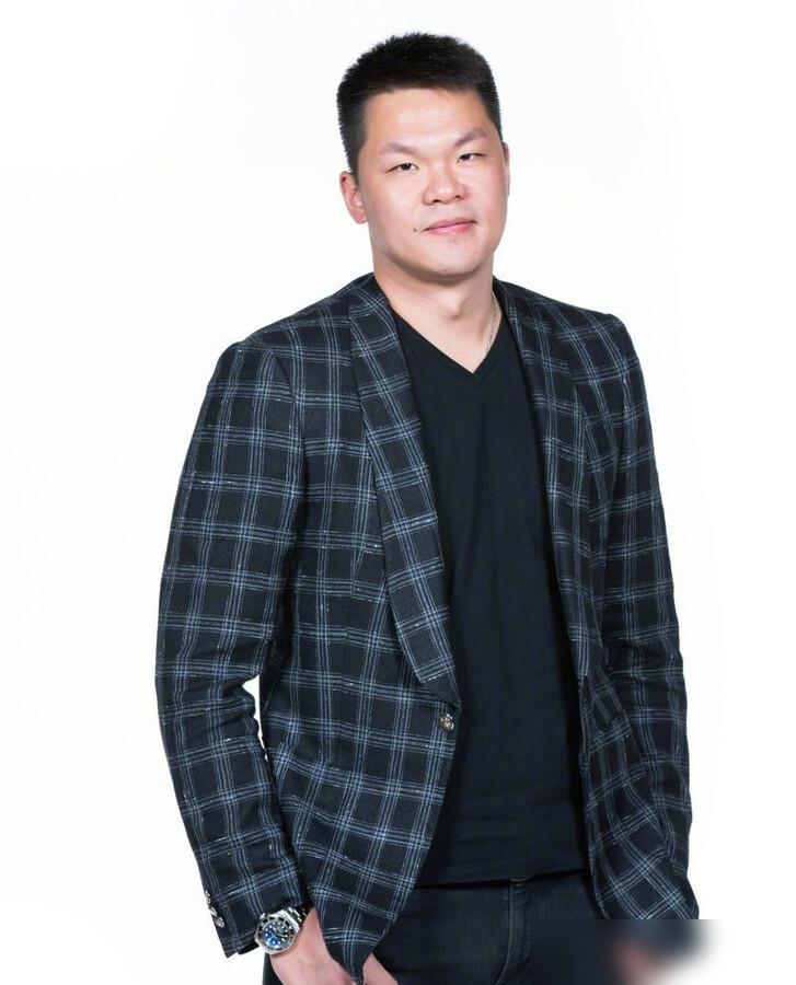 杜锋前脚刚去国家队，老板后脚就把朱芳雨叫过去，说宏远主教练你来干。朱八听了直摇头，原话是，教练这位置