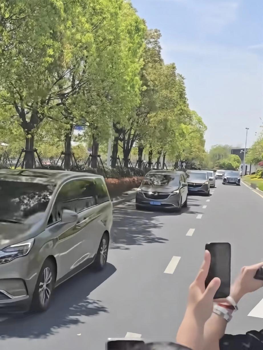 周杰伦结束了杭州之旅回家了，据说是要回台湾省的台北，不是回墨尔本，他一脸不舍缓缓