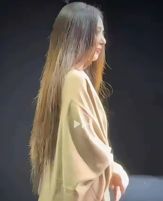 看到郭碧婷才发现，电视剧里都是骗人的，原来豪门儿媳的头发，也不是一直都精致打理