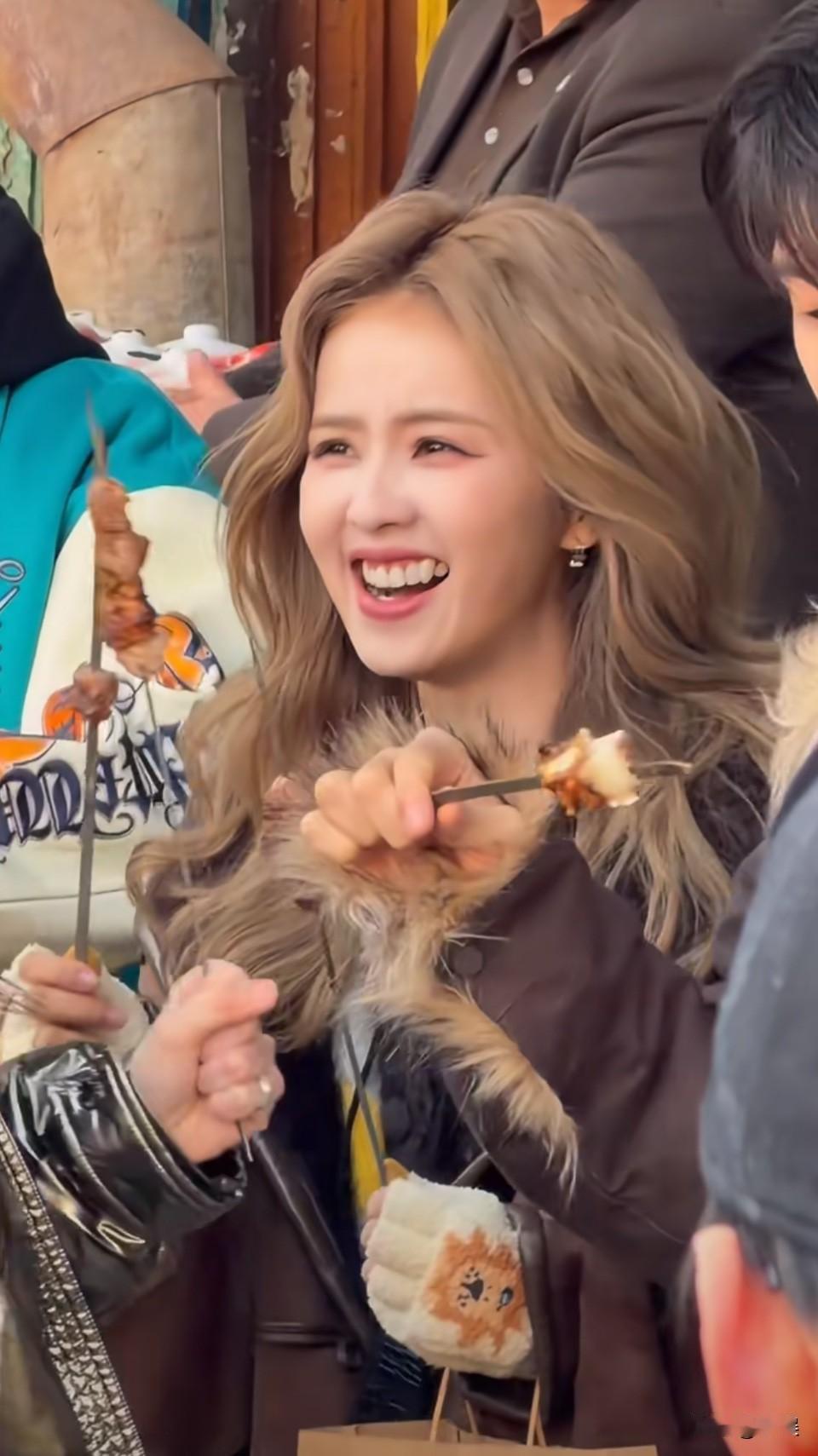 她真的一点偶像包袱都没有，是我喜欢的一个女星！[吃瓜]感受到她的快乐了，好有