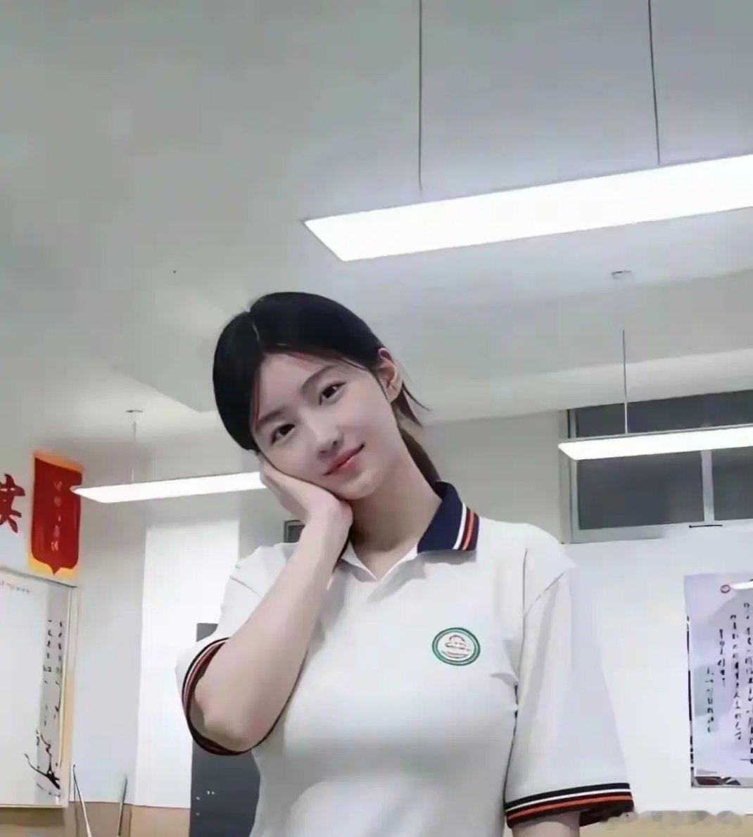 天呐，现在的高中生太成熟了，看着像大学生，五官清秀真漂亮