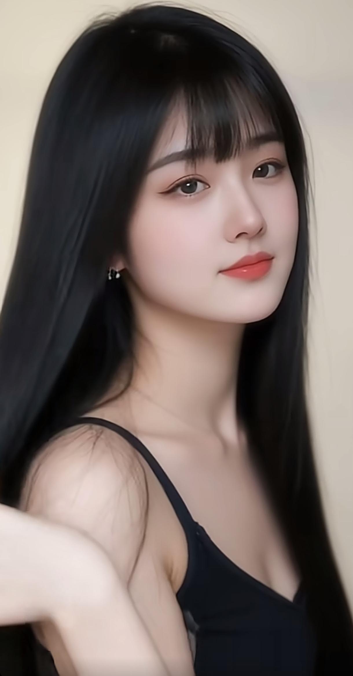 甜美少女，黑发红唇，清新自然，简约时尚。分享一张最近随手拍的照片温柔治愈款美女