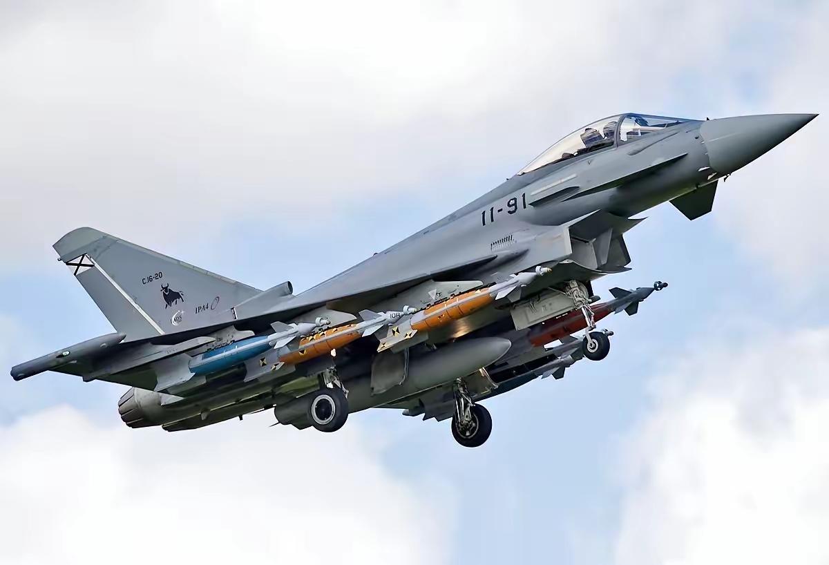 看台风战斗机的外观设计，就能猜到，这款战斗机的设计师绝对是以英国设计师为主导的，