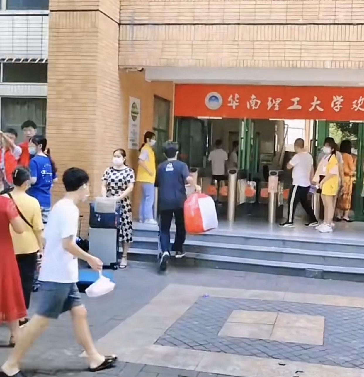 现在的孩子花钱都不会心疼还理直气壮！朋友孩子读广州华工，每个月给3500生活