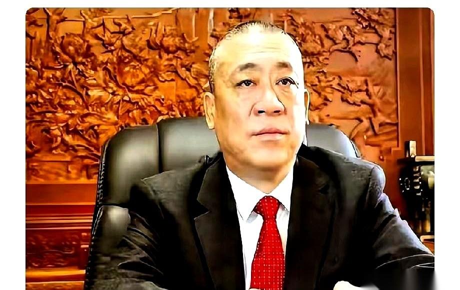 话筒递到崔培军嘴边：“人家胖东来都宣布退休了，您呢？”他没接话，反而扔出来一个