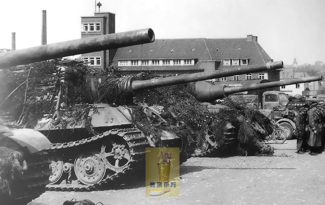 1945年4月16日，德国，鲁尔，伊瑟隆。驻防当地一个“猎虎”重型坦克歼击车营正