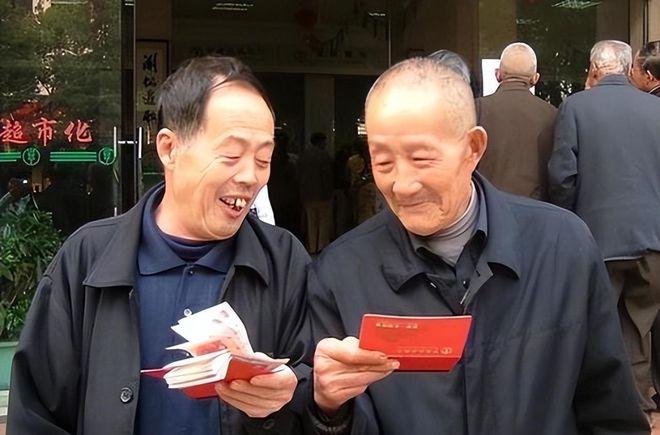 很多人不清楚，为什么公务员的退休金那么高？主要的原因，就是公务员缴纳社保的时间长