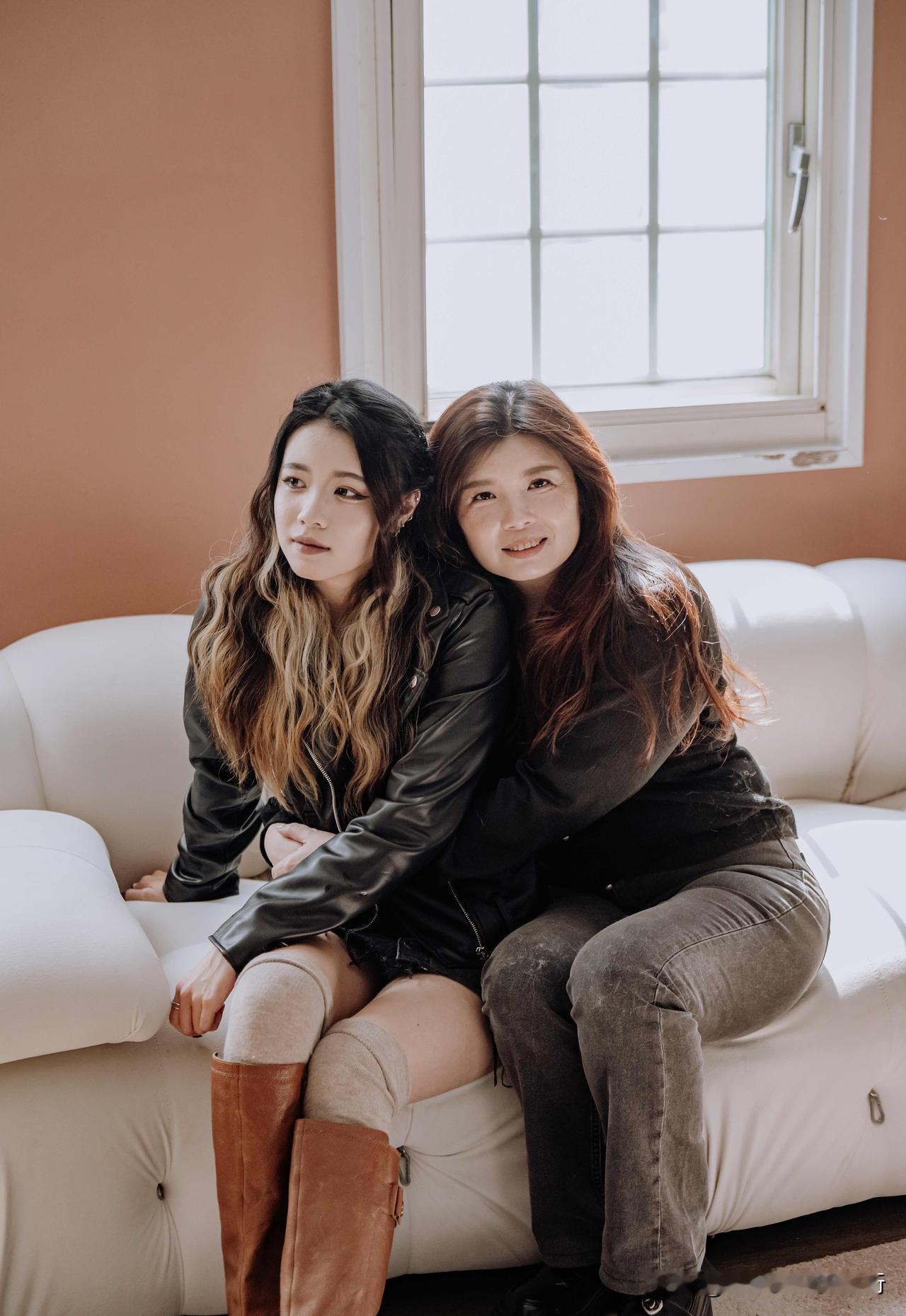 暖光漫进房间，皮夹克与白沙发相拥，连空气都漾着亲昵的温柔絮语。焦糖色墙吻着窗的