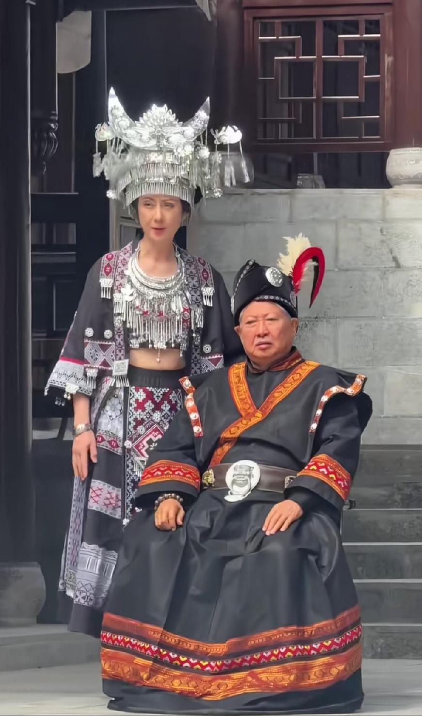 76岁洪金宝和61岁妻子高丽虹同游湖北恩施，在土司城，两夫妻还兴致勃勃的体验了少