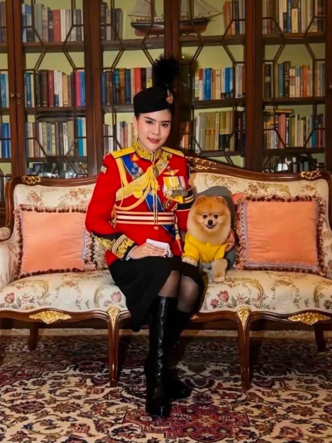 欧拉弄最新肖像照，一袭军装又飒又美泰国女中将欧拉弄，军衔排第三，野心不小盯着第