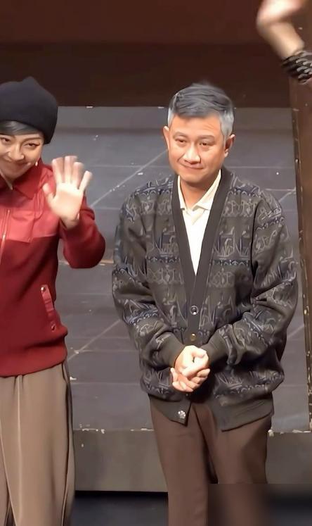 凭《奋斗》封神的文章，如今合影站后排无人问津。2015年导《陆垚知马俐》拿