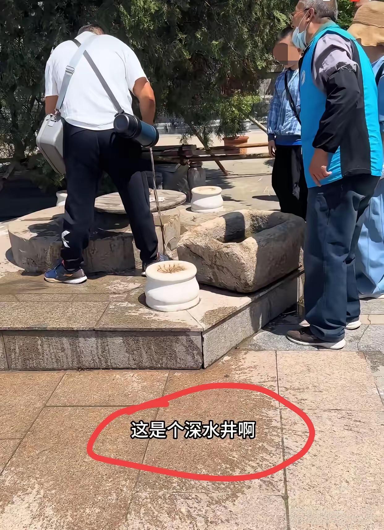 父亲景区蛮横泼水，孩子全程模仿，网友怒问素质去哪了？近日青岛灵珠山菩提寺，一