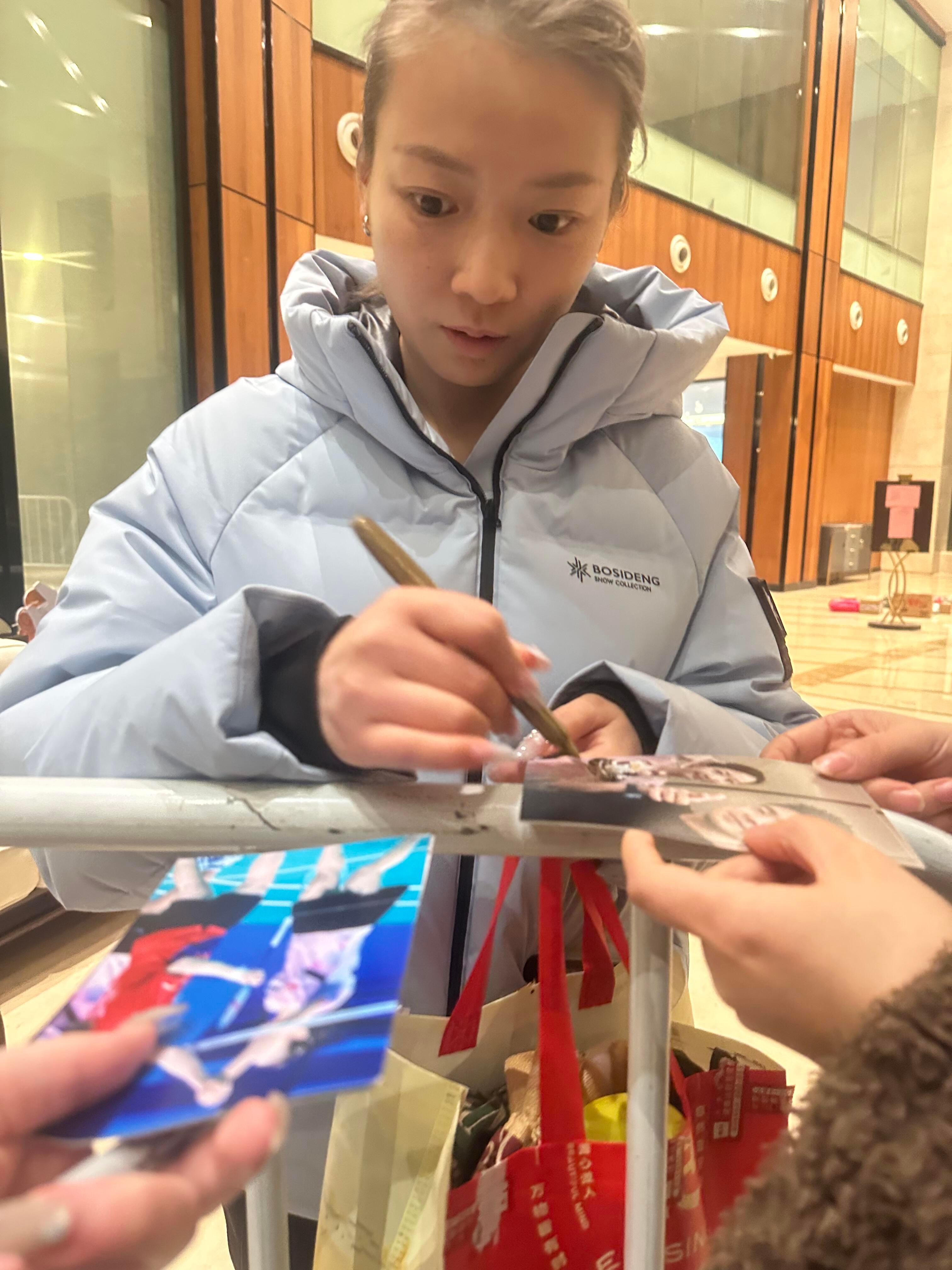 黄雅琼的大眼睛里满是疑惑雅琼签完雅琼疑惑🤔签完了才问了一句对面是谁哈哈哈哈哈