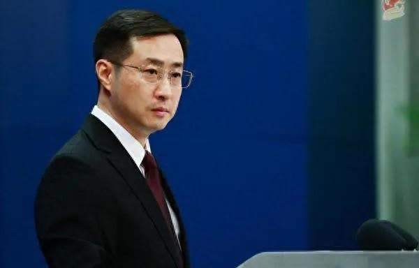 建议中国外交部发言人：如果有记者问到美国国务卿卢比奥对中国在黄岩岛设立自然环