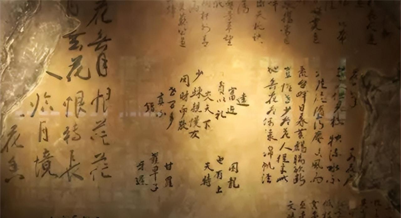 1971年北京一位老妇人正在家里打扫卫生，突然一块墙皮掉了下来。谁也没想到，