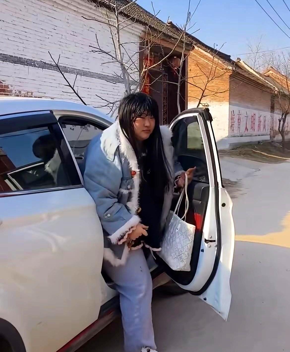 朱雪梅回娘家穿件紧身毛衣，全网骂她胖得像猪。你想过吗？这根本不是减肥问题。