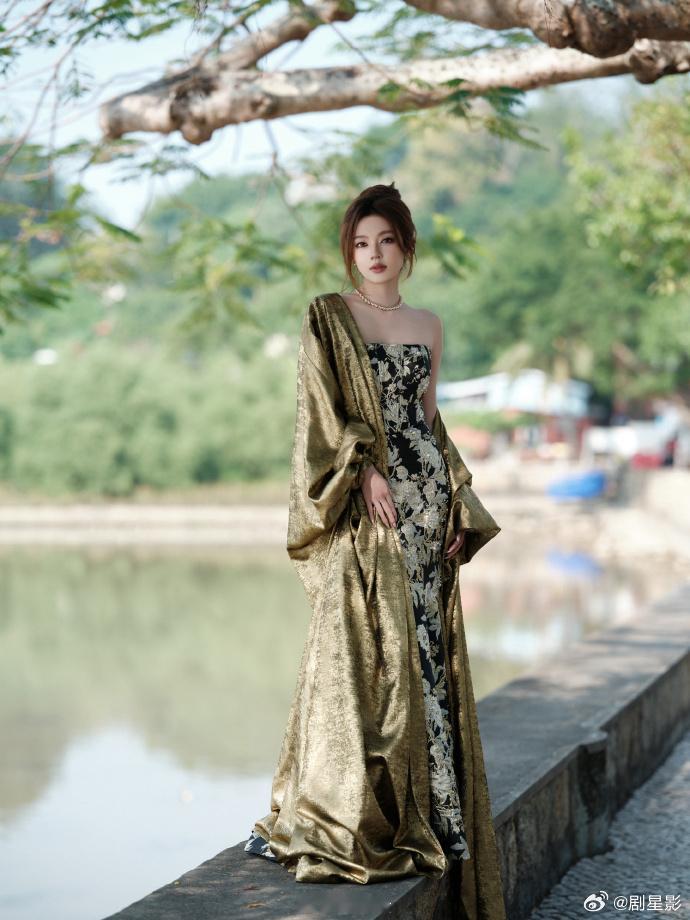 何瑞贤新中式鎏金玫瑰绝对就是把我硬控了呀，这一套造型get到了何瑞贤新中式鎏金